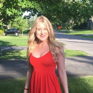 Meet your Posher, Larissa